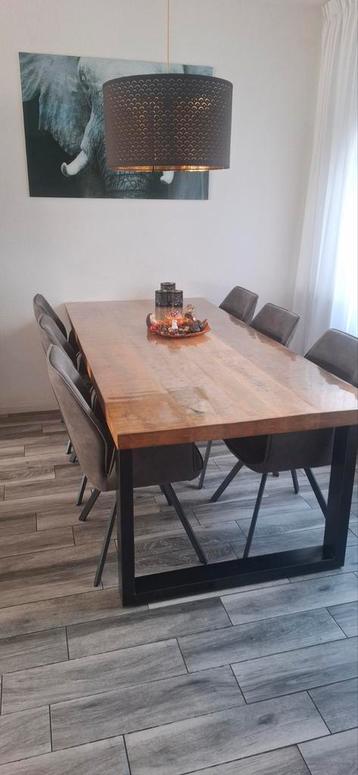 Mangohouten eettafel + 6 stoelen beschikbaar voor biedingen