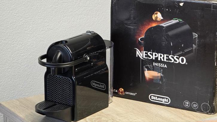 Nespresso Inissia - Compacte Koffiemachine, Witgoed en Apparatuur, Koffiezetapparaten, Gebruikt, Koffiepads en cups, Espresso apparaat