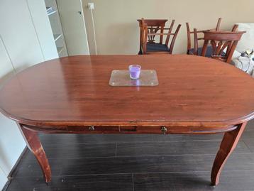 Houten Eettafel met 4 Stoelen beschikbaar voor biedingen