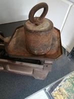 Zeer oude zware weegschaal compleet met 2 gewichten 50x20 cm, Antiek en Kunst, Curiosa en Brocante, Ophalen