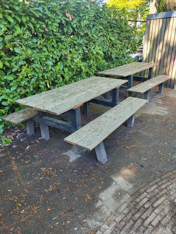 2 grote picknicktafels  beschikbaar voor biedingen