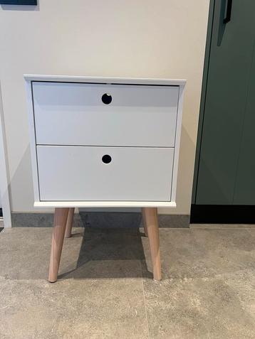 Nachtkastje wit met houten poten beschikbaar voor biedingen