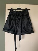 Leather look korte broek short, Kleding | Dames, Broeken en Pantalons, Nieuw, Maat 38/40 (M), Kort, Ophalen of Verzenden