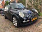 Goed Rijdende Mini 1.6 16V Cooper 2003 Zwart APK 07/26, Auto's, Voorwielaandrijving, Zwart, 4 cilinders, 4 stoelen