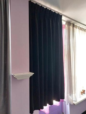 Velours smal gordijn zwart. Afmeting; B 75x H 1.67. beschikbaar voor biedingen