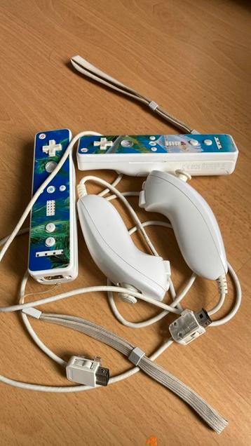 2 controllers met nunchuck beschikbaar voor biedingen