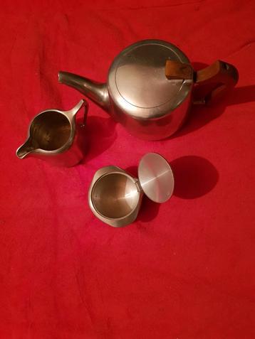 Mooie theepot, koffie-melkkan. En suikerkannetje  beschikbaar voor biedingen