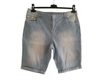Mooie C&A stretch bermuda blauw-wit gestreept maat 46.   beschikbaar voor biedingen