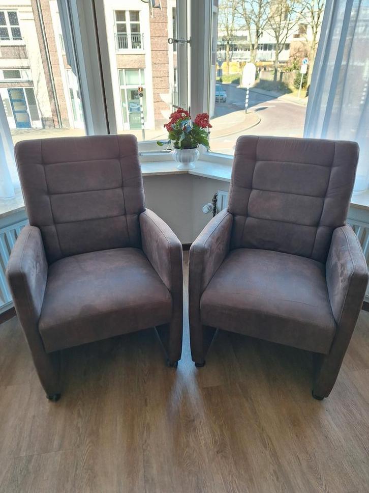 Twee eetkamerstoelen in nieuwstaat., Huis en Inrichting, Stoelen, Zo goed als nieuw, Twee, Stof, Bruin, Ophalen of Verzenden