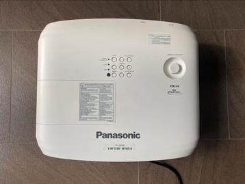 Beamer.   Panasonic Vw530 wxga