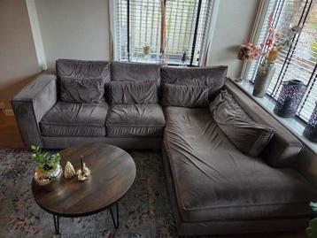 Driezits bank met ottomaan grijs.