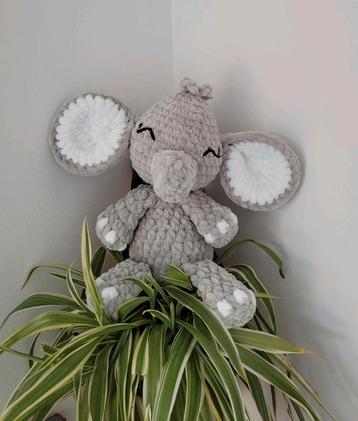 Handgemaakte gehaakte olifant knuffel  beschikbaar voor biedingen