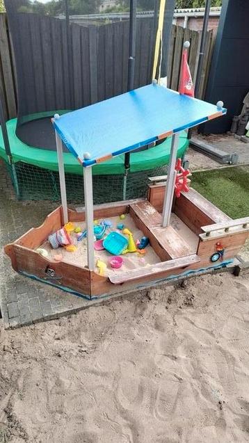 Zandbak piratenschip beschikbaar voor biedingen