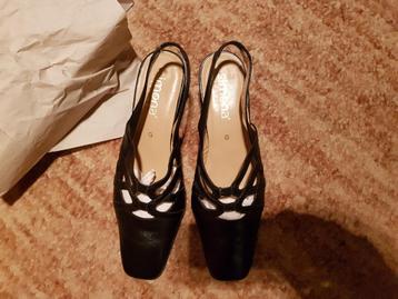 Te koop prachtig NIEUW lederen schoenen maat 39 merk Mona !! beschikbaar voor biedingen