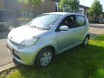 Daihatsu Sirion 1.0 51KW 2007 Grijs, Auto's, Voorwielaandrijving, Stof, 4 cilinders, Metallic lak