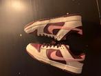 Nike dunk valentine, Ophalen of Verzenden, Zo goed als nieuw, Sneakers of Gympen
