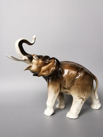 Royal Dux grote porselein olifant  beschikbaar voor biedingen