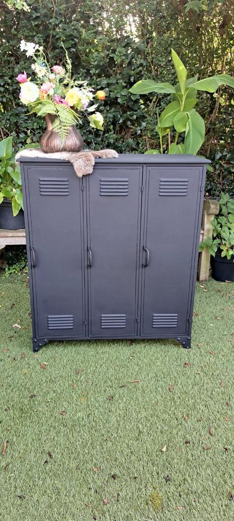 Metalen industriële locker kast dressoir in mat zwart, Tuin en Terras, Bergingen en Tuinkasten, Zo goed als nieuw, Metaal, Ophalen