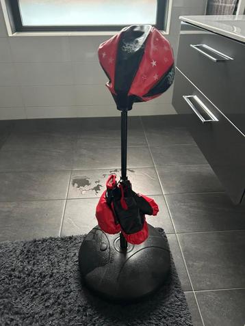 Boksbal met handschoenen 5 euro beschikbaar voor biedingen