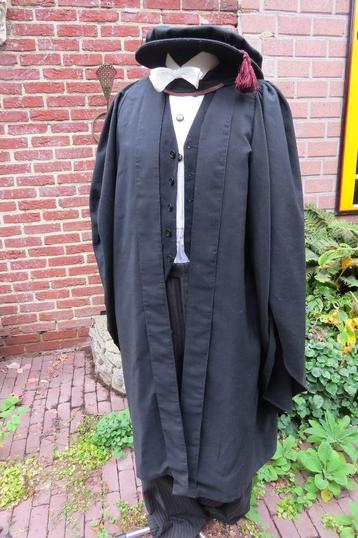 Engelse Universiteits toga en PHD cap, Ede & Ravencroft beschikbaar voor biedingen