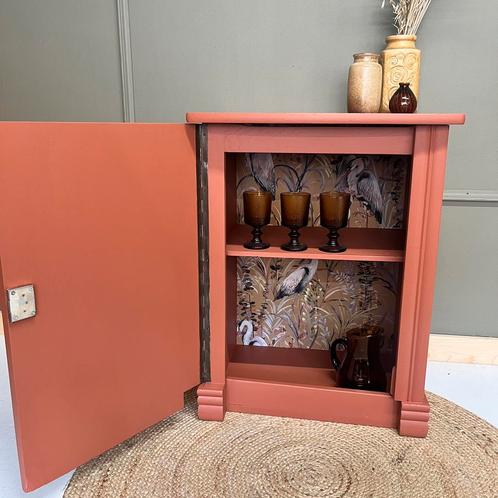 Drankkast halkast terracottakleur gepimpt kastje, Antiek en Kunst, Antiek | Meubels | Kasten, Ophalen of Verzenden