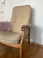 Gratis ophalen Beuningen Beige fauteuil met houten frame 2x, Huis en Inrichting, Gebruikt, Ophalen of Verzenden, 50 tot 75 cm