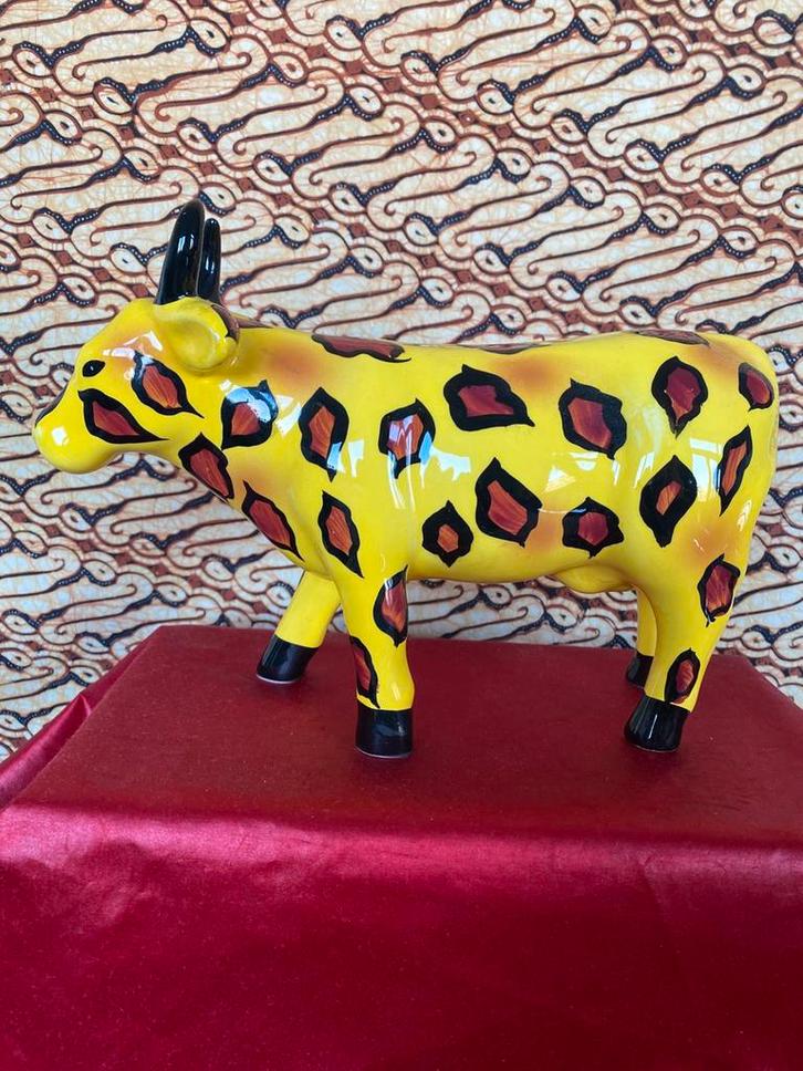 PORSELEINEN KOE UIT DE COW PARADE COLLECTIE., Verzamelen, Beelden en Beeldjes, Zo goed als nieuw, Dier, Ophalen of Verzenden