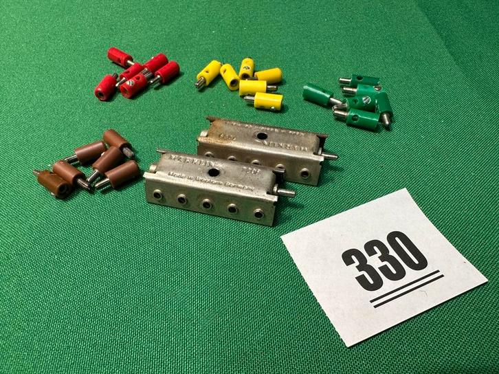 330 Marklin 2 x 7209 verbindplaat en div stekkers in kleur, Hobby en Vrije tijd, Modeltreinen | H0, Gebruikt, Transformator of Voeding