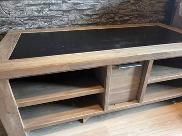 Salon tafel beschikbaar voor biedingen