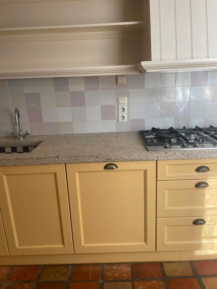 Keuken, 2e hands te koop, Huis en Inrichting, Keuken | Complete keukens, Gebruikt, Hoekkeuken, Geel, Graniet of Steen, Ophalen of Verzenden