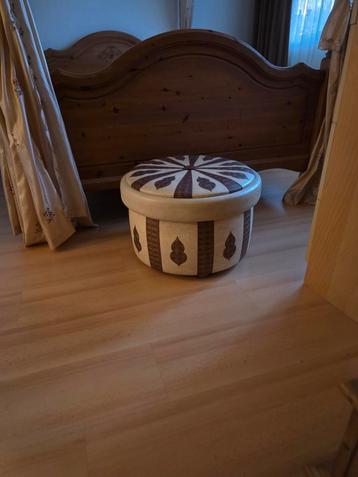 Leuke poef met decoratief patroon beschikbaar voor biedingen