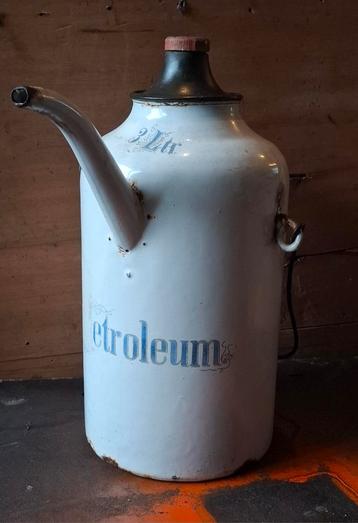 Petroleum schenkkan.  3 ltr. Emaille.  Ca 1930.  28 cm. beschikbaar voor biedingen