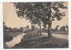 Oude foto mensen in rivier Nederlands-Indië, Gebruikt, Verzenden, Foto, Buitenland