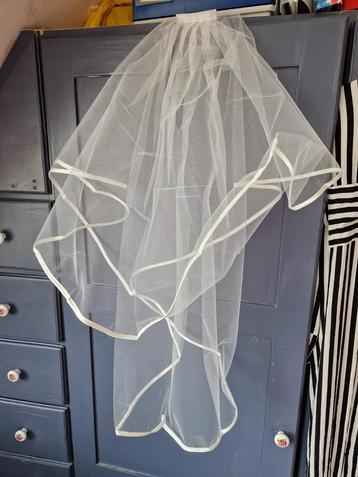 Simpele tweelaags sluier  beschikbaar voor biedingen