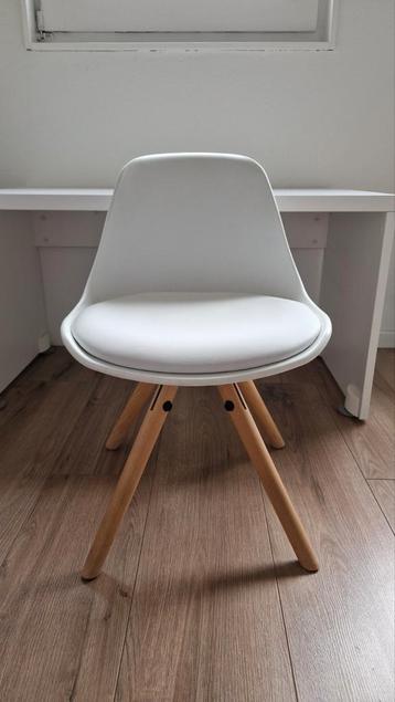 Kinderstoel Wehkamp Woody – wit met houten poten beschikbaar voor biedingen