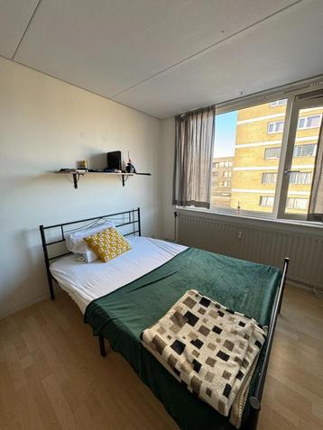 Metal Bed Frame + Mattress (Only 5 monts old) beschikbaar voor biedingen