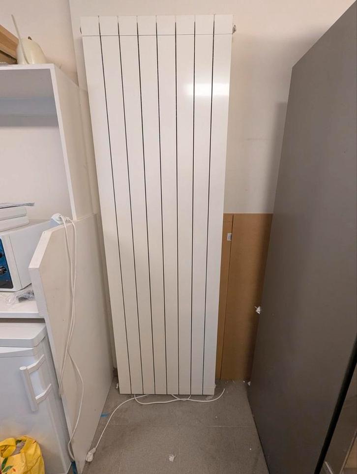 DRL Oscar verticale aluminium radiator 8 elementen RAL 9010, Doe-het-zelf en Verbouw, Verwarming en Radiatoren, Zo goed als nieuw