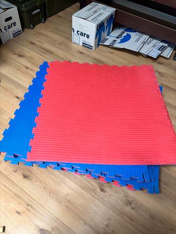 Kickboksvloer +/- 12 m2, 2,5 cm dik beschikbaar voor biedingen