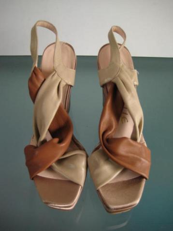 GRATIS VERZENDING | NIEUWE luxe bruine beige sandalen 39 beschikbaar voor biedingen