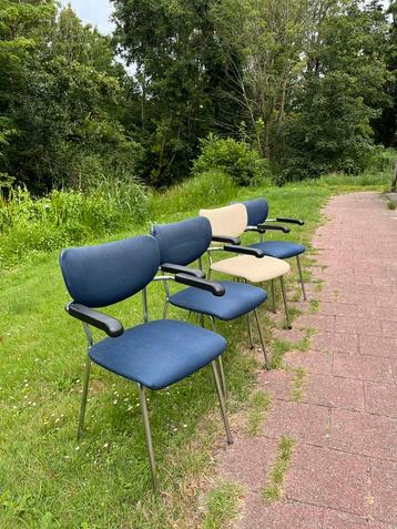 4 industriële buisframe stoelen Gebr. De Wit + armleuningen beschikbaar voor biedingen