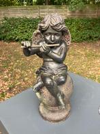Tuinornament engel met fluit, Ophalen of Verzenden, Gebruikt, Kunststof, Engelenbeeld