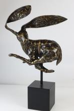 Beeld Haas brons op standaard, Antiek en Kunst, Antiek | Koper en Brons, Ophalen of Verzenden, Brons
