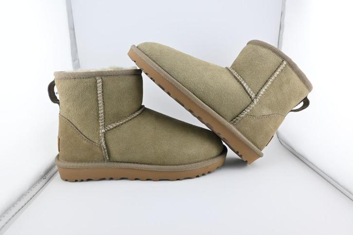 UGS W Classic Mini II Maat 36 NIEUW, Kleding | Dames, Schoenen, Nieuw, Sneakers of Gympen, Beige, Ophalen of Verzenden