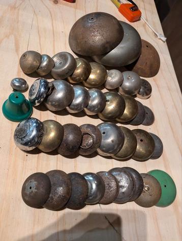 40 oude stalen bellen voor welker klok samen €20. beschikbaar voor biedingen