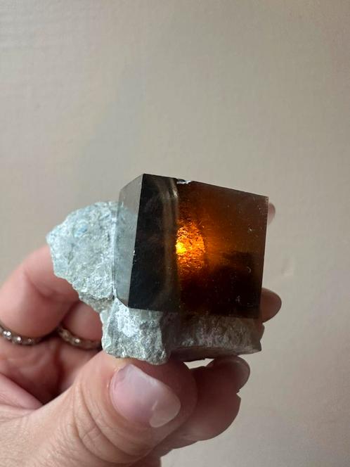Perfecte pyriet kubus op matrix - Navajún, Verzamelen, Mineralen en Fossielen, Mineraal, Ophalen of Verzenden