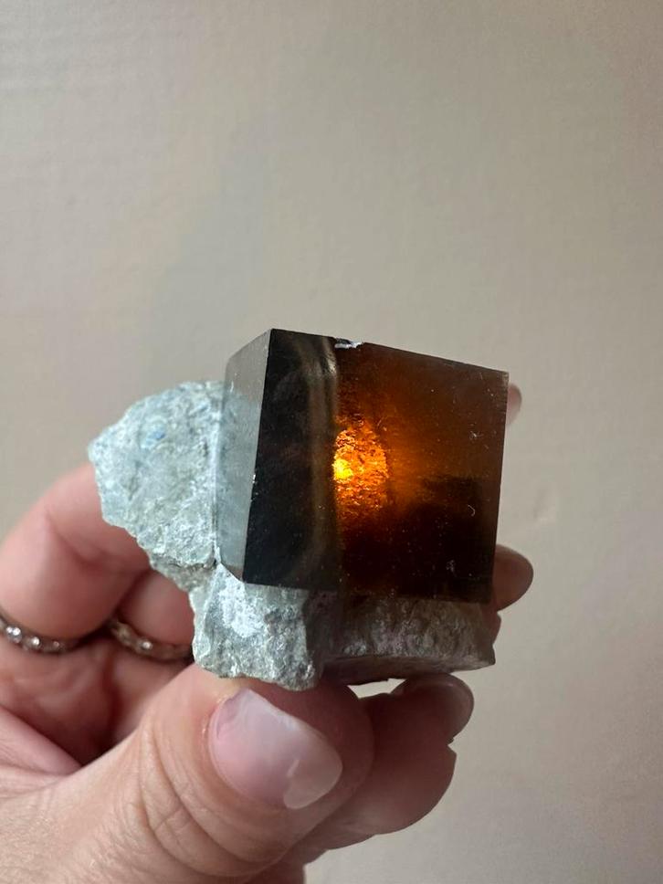 Perfecte pyriet kubus op matrix - Navajún, Verzamelen, Mineralen en Fossielen, Mineraal, Ophalen of Verzenden