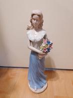 Elegant Porseleinen Beeld - Vrouw met Bloemen, Antiek en Kunst, Antiek | Porselein, Ophalen of Verzenden
