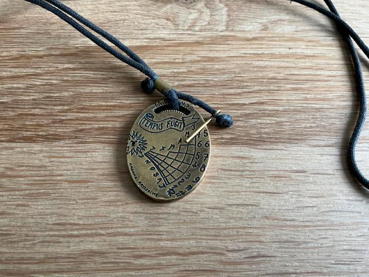 Zonnewijzer hanger Tempus Fugit Cadran Artissime brons, Sieraden, Tassen en Uiterlijk, Kettingen, Zo goed als nieuw, Overige materialen