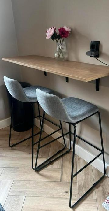 Wandtafel  + 2 barkrukken