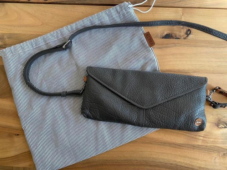 Berba leren schouder /pols /enveloppen tas, Sieraden, Tassen en Uiterlijk, Tassen | Damestassen, Zo goed als nieuw, Schoudertasje